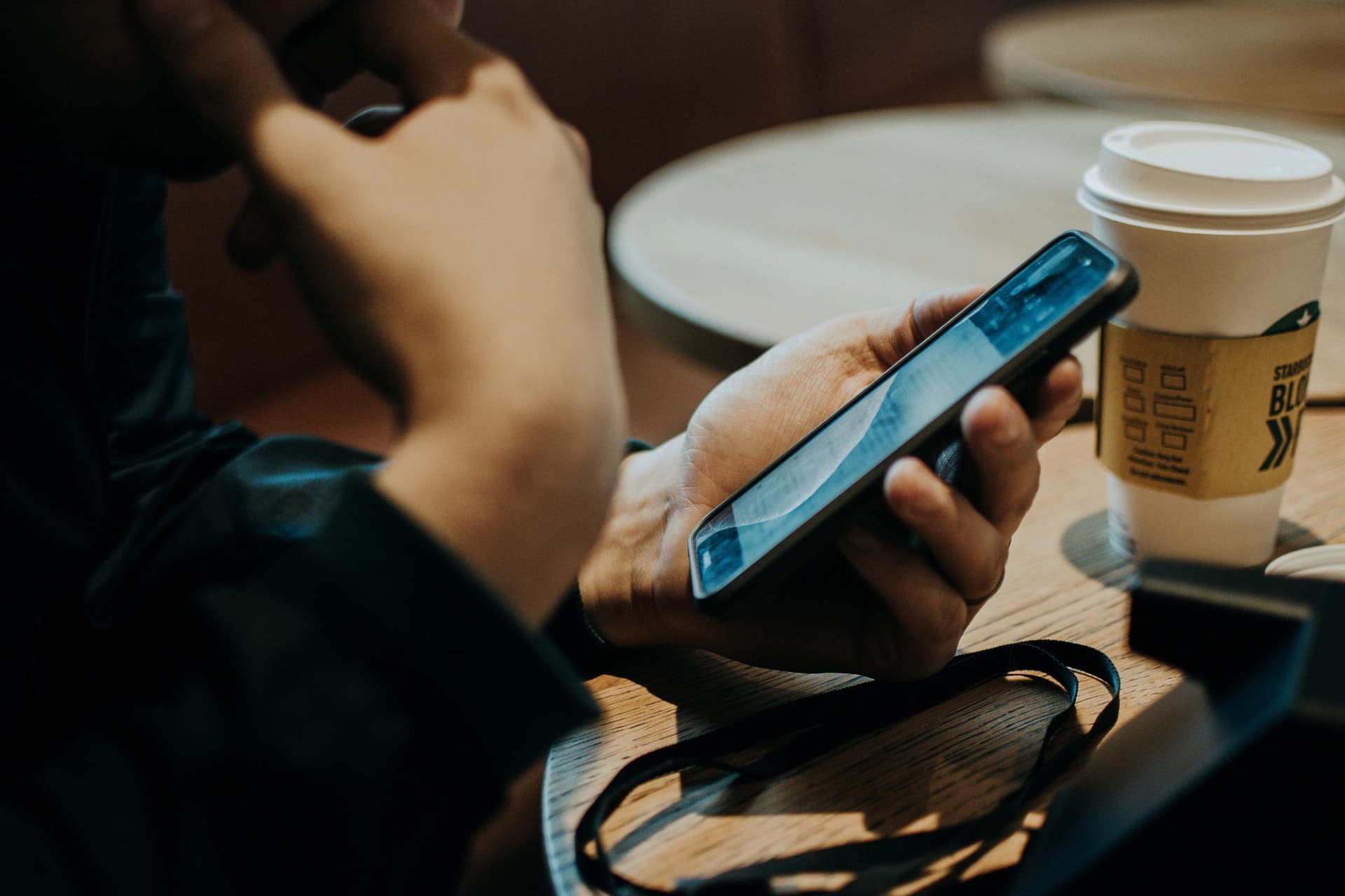 Patientin recherchiert am Smartphone